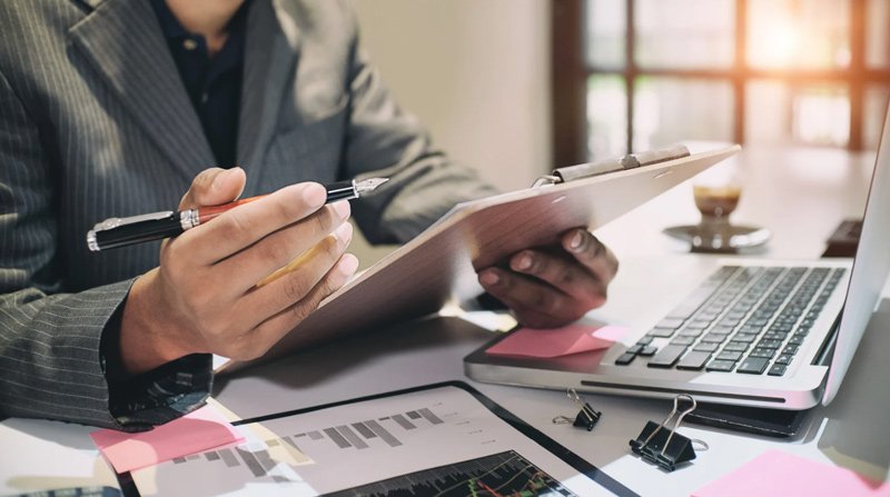 Why a Flat-Rate Bookkeeper is Better for Your Cash Flow Than Hourly Billing